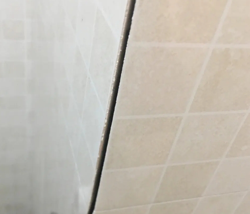 阳原瓷砖空鼓维修公司分享阳台瓷砖脱落的修复过程可以分为以下几个步骤